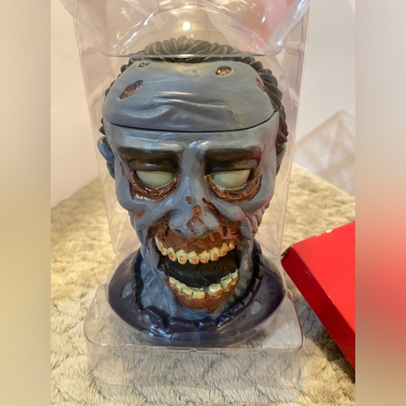 2014 🧟‍♂️COLLECTOR'S EDITION TWD YAHTZEE🧟‍♀️ - Picture 6 of 9